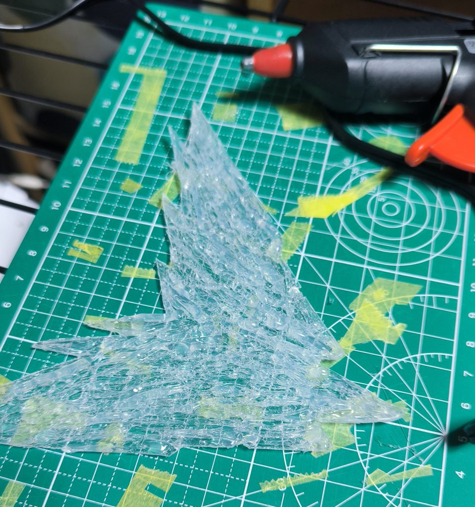 型紙を元に透明下敷きを切り、グルーガンで形状の作成