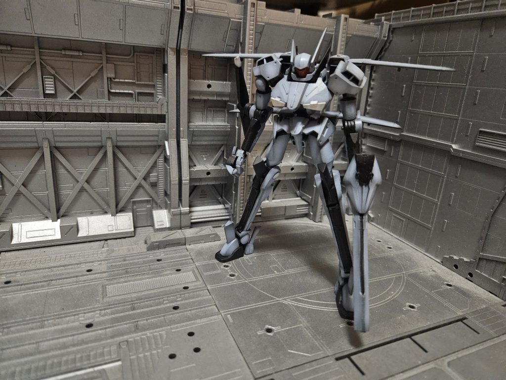 HGのフラッグは肩の構造がちょっと違って気にくわなかったので改造してなで肩になるように調整したったあと太ももを太くした