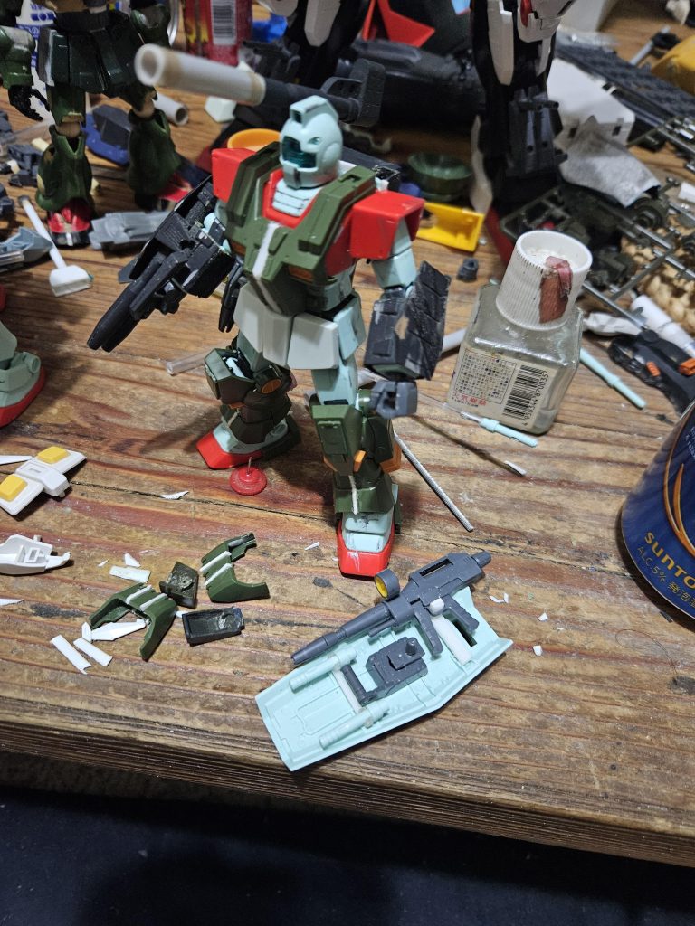 作品名：ジムさんたち<p>一体目のジムさんは大変なことになってます シールドのウェポンラックを作ってたハズなのにいつの間にか本体が寄せ集めでフルアーマー化していた… 何を言ってるかわか(ry</p>
