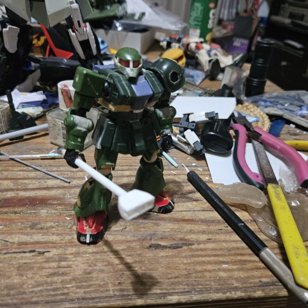 脚が付いたあとモノアイにリブが立つと旧ザク感が増したなぁ腕が付きました手足がついてある程度整ってきた（6枚目）