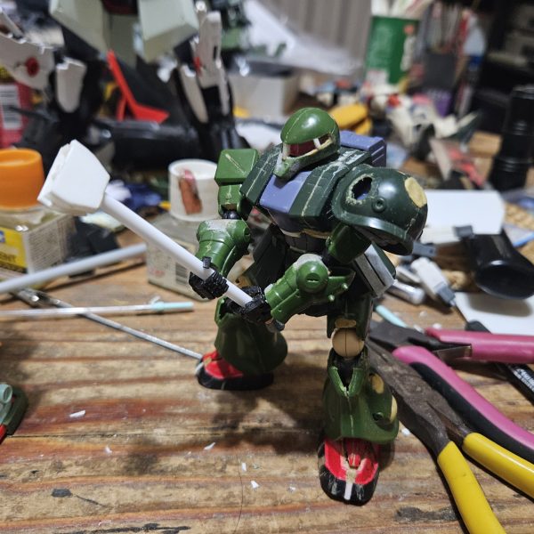 脚が付いたあとモノアイにリブが立つと旧ザク感が増したなぁ腕が付きました手足がついてある程度整ってきた（5枚目）