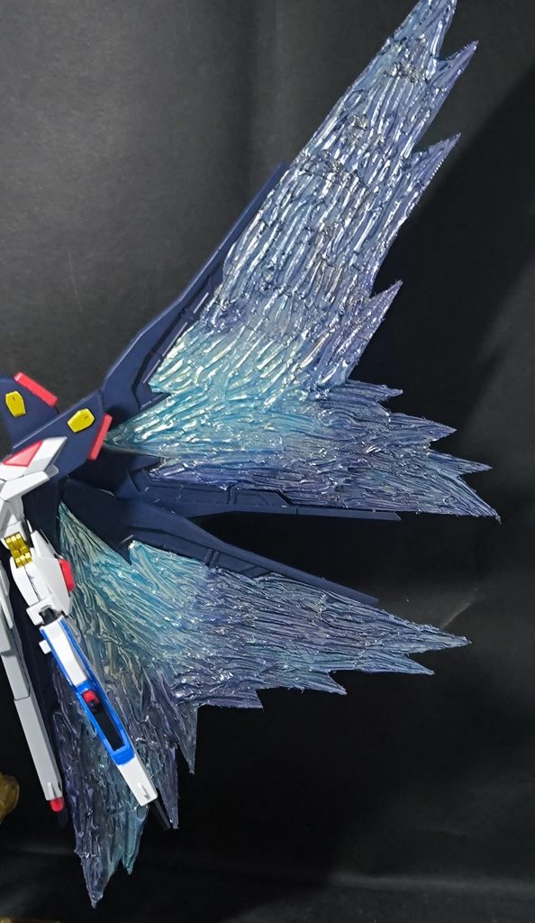 偏光パール塗料をベースに、調色したメタルパープルをグラデーション風に塗装し、さらにその上からパール塗料やホロ塗料を吹いています。