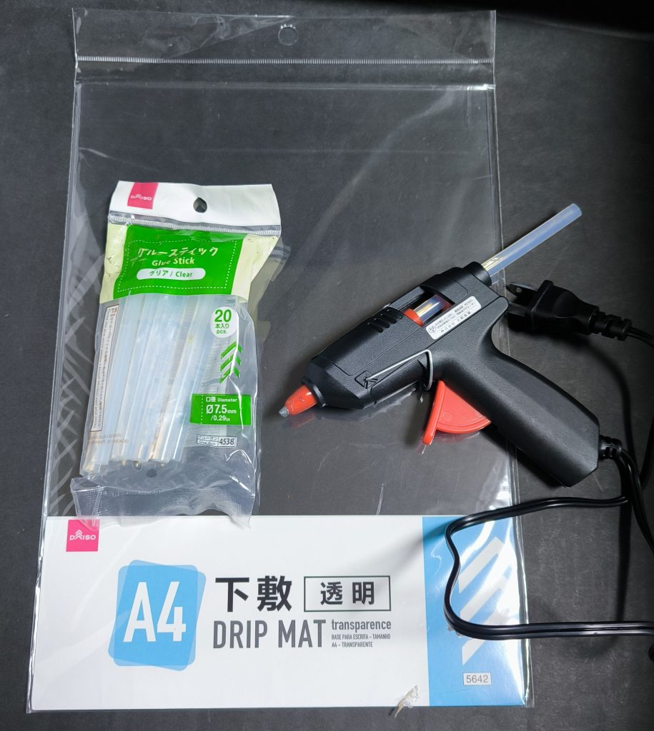 基本素材はだいたいダイソーで揃えました。透明下敷きが塩ビ製だったのでプライマーを一応吹いています。