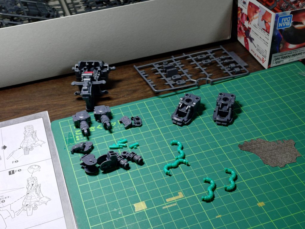 フレームは無塗装トップコートのみ…のつもりでしたが、パイプを事前に挟み込まないといけませんので先に(渋々)塗装します