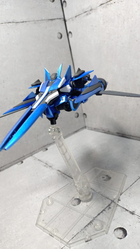 巡航形態に変形。各パーツのボジション付けがちょっと難しいかな。細身のボディにメタリックブルーがスタイリッシュでかっこいいと思います。