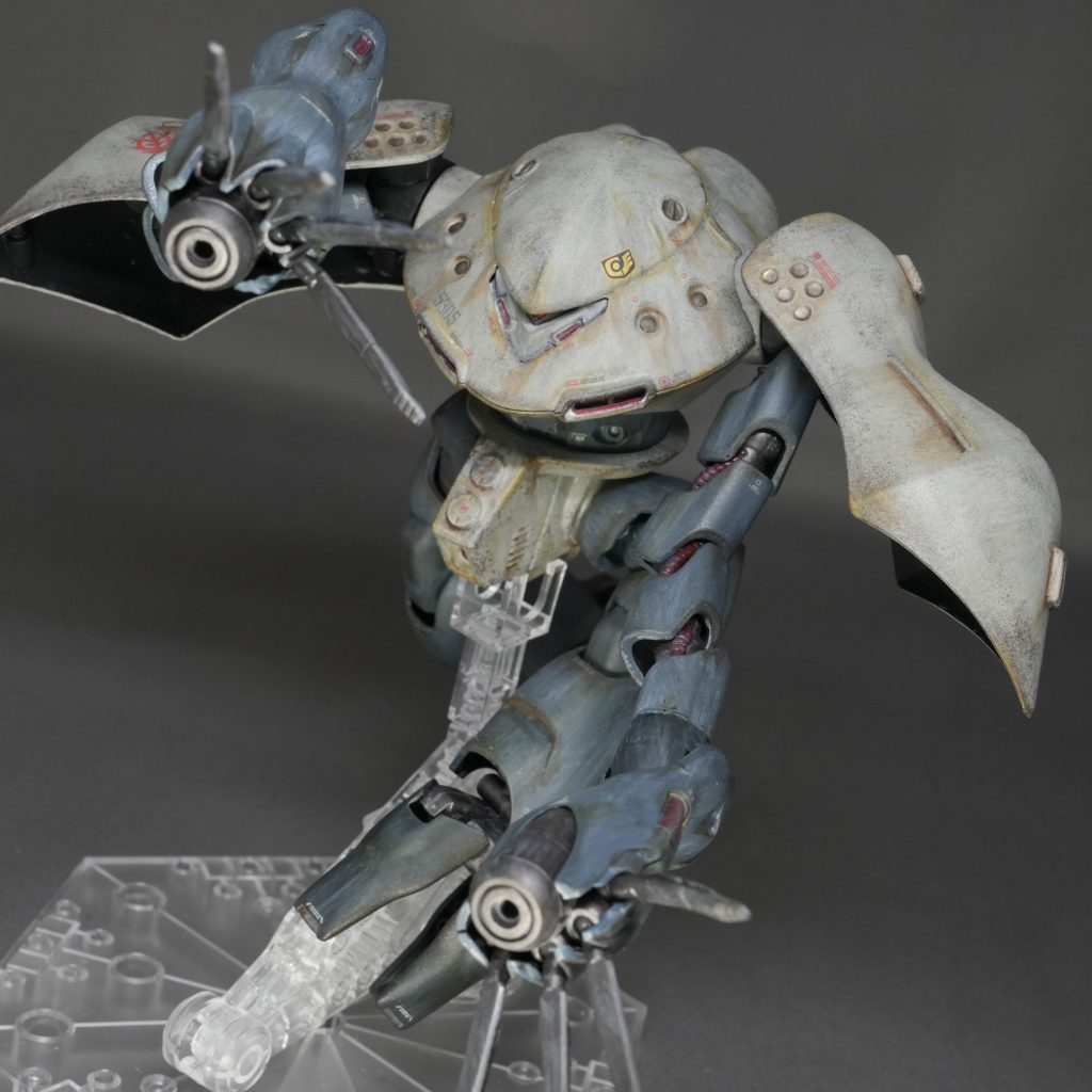 ズゴックの時くらい筆ムラ上等でやるつもりが、気がつくとキレイに塗ってしまってました(汗)ホントは筆ムラの味も込みで作ろうと思ってたんですけどねぇ〜(笑)つや消しとウェザリングすれば、一見エアブラシで塗ったのかとも思えるほどで、今の水性ホビーカラーの性能の高さにビックリ!!