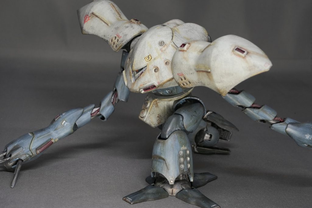 ラッカーの黒サフで全体塗りつぶしてから、水性ホビーカラーで筆塗りスタート。海軍っぽいっていうと勝手なイメージでグレーとかブルーグレーとか・・・ちなみに腕の関節部などにABS樹脂が使われてるので、そこは直で筆塗り。