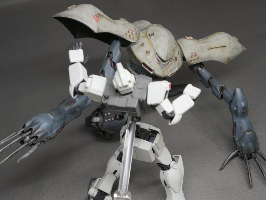 ハイゴッグご自慢!異形のバイスクローの横薙ぎで、ジムの胴体を真っ二つにした例のシーンはシビれましたよね(大嘘)