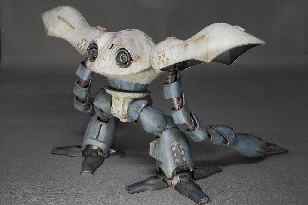 というわけで遂にハイゴッグに挑むことになりました。落ち着いた色で塗ろうと思ってたので、テーマは「なんとなく海軍っぽいカラー」に決定。今回はこの夏作っていたズゴック以来の水性塗料筆塗りでの全塗装です。