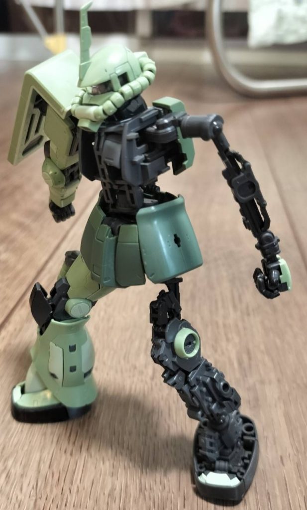 誰かが途中まで組んだザクを最後まで組み上げました。足の動力パイプぶっちぎれたり、パーツが一部欠損してたり。でも組み上げて陽の光に照らされたザクを見て思いました。まがいなりにも完成してよかったねと。