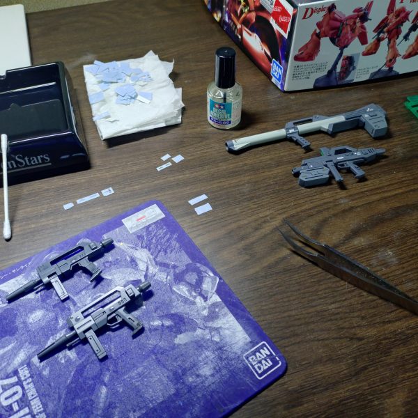 昨晩のうちにデカール貼って半日乾燥待ちの間にUVで光るクリアグリーンのランナーから光学装置のレンズ切り出して…トップコート吹きましたがお天気良いせいかめっちゃ埃舞ってます(号泣（2枚目）