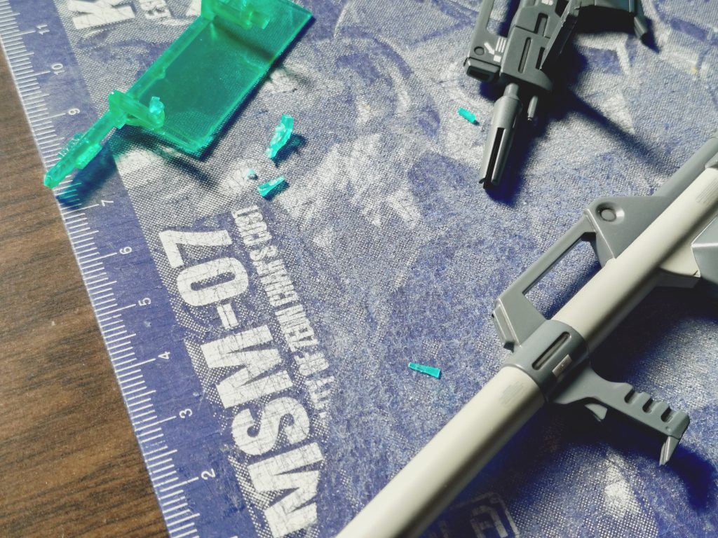 細かくて塗装が大変そうなので、銃器(砲?)の光学装置のレンズはUVライトで光るνガンダムのサイコフレームのランナーから切り出しました