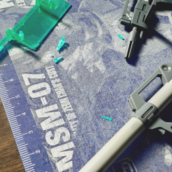 昨晩のうちにデカール貼って半日乾燥待ちの間にUVで光るクリアグリーンのランナーから光学装置のレンズ切り出して…トップコート吹きましたがお天気良いせいかめっちゃ埃舞ってます(号泣（3枚目）