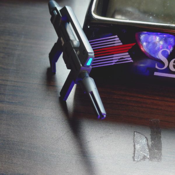 昨晩のうちにデカール貼って半日乾燥待ちの間にUVで光るクリアグリーンのランナーから光学装置のレンズ切り出して…トップコート吹きましたがお天気良いせいかめっちゃ埃舞ってます(号泣（4枚目）