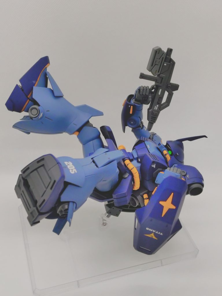 キット同梱のラウンドフォーミングスタンドは空間戦闘時の三次元機動ぽくて面白いですね