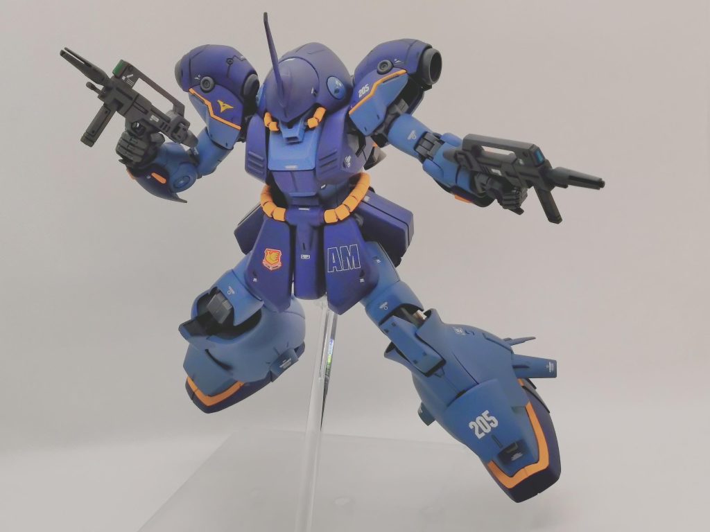 CE的なビームガン二丁拳銃は宇宙世紀の世界観にはそぐわないかな…