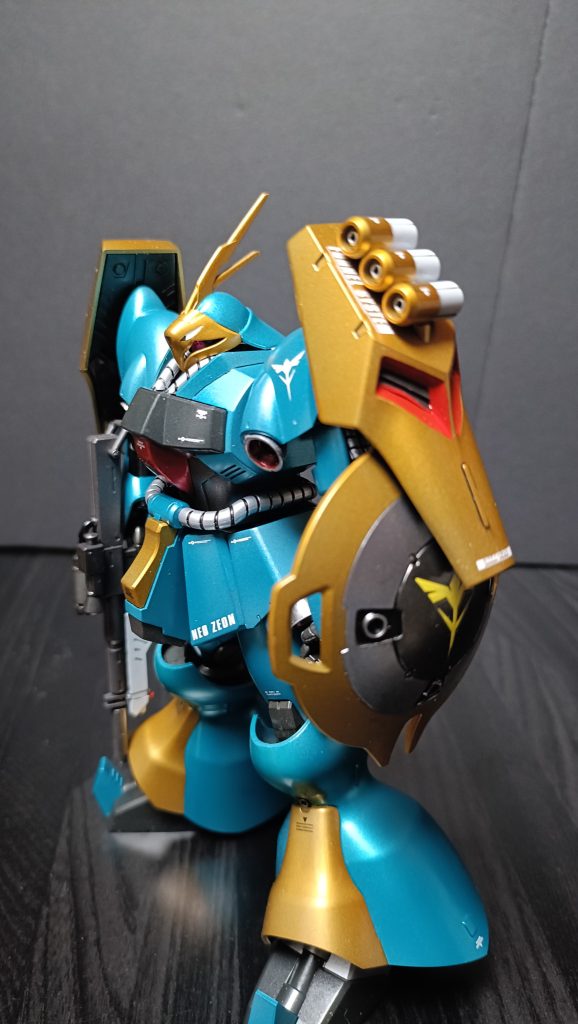 全体的なイメージはそのままに一部カラーを変更してファンネルは前後ツートンカラーにしてみました。シールドもツートンカラーからスリートーン変更してます。