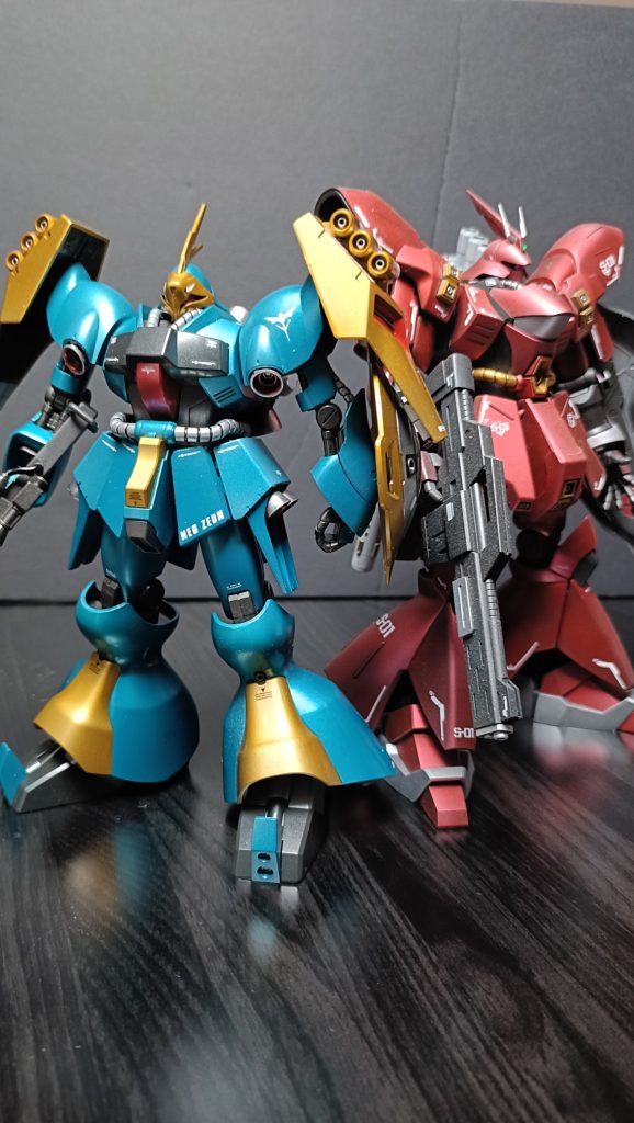 以前作成したHGUCのサザビーとのツーショット。サザビーが大きくサイズの違いが良く分かります。サザビーもキャンディカラーで塗装していますが、つや消しクリア仕上げですのでマットなキャンディカラーとなってます。ヤクトドーガもつや消しクリア仕上げとするか悩みながら取り敢えずキャンディ仕上げで投稿しました。最後まで御覧頂きありがとう御座いました。