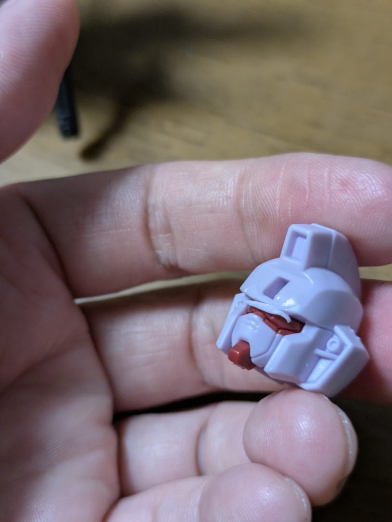 成形不良でオデコが潰れて垂れていたのでナイフで切出し中