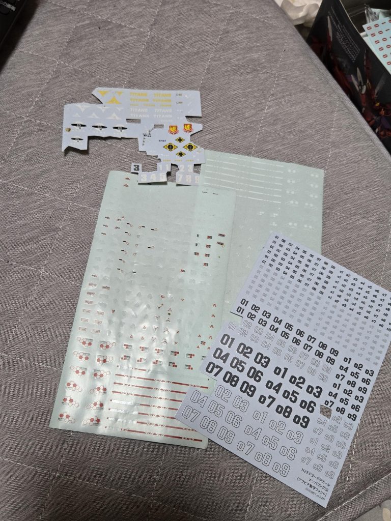 シールはいつもの百均やら水転写やらごちゃ混ぜです