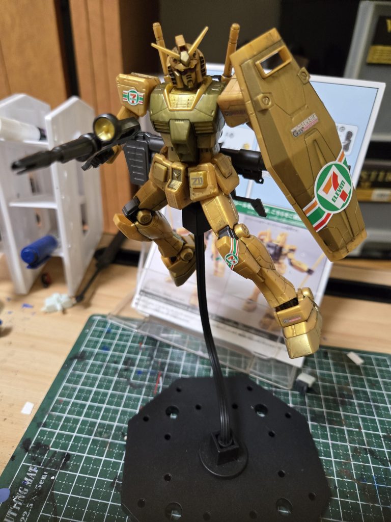 ちょくちょく発売されてるセブンイレブン限定ガンプラですが、たまによくわからん金ピカカラーなんかだしてくるんですよねぇ