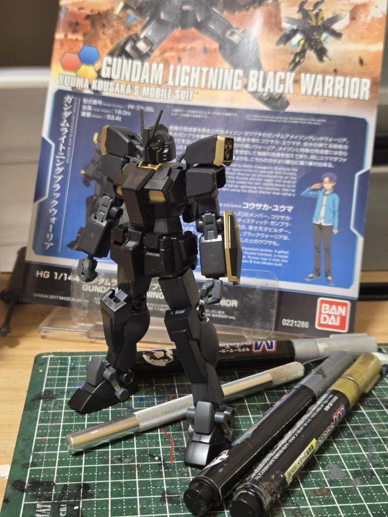 ぱち組して本体金色部分と足のシリンダー部分、バーニアを百均マーカーで塗装