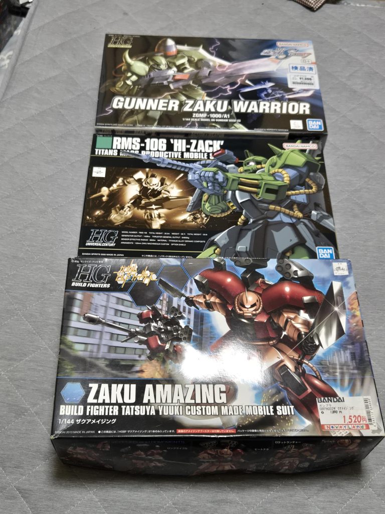 何作ろうかな？とザク三種並べて...前回のブラックウォリア―からウォリア―繋がりで(((^_^;)