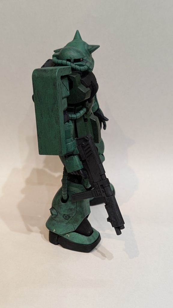 塗装後の組立時に足のところの塗装が剥げてしまいました。多分これがアクリルガッシュの弱点ですね、でも逆に考えるとそういう剥がれた部分が通常のMS運用でも塗装剥がれしやすいところなのではないかと、そこにシルバーでチッピング表現を入れると・・・?今度やってみよう。