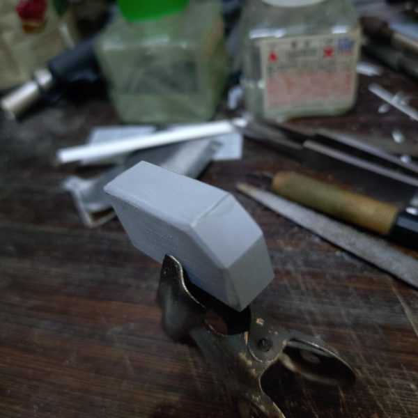 引き続き武装制作。プラ板箱組みからパーツを制作。自分は面倒くさがりなので（笑）精度をあまり気にしなくても良い部分は大体サイズ合わせて切り出し、接着部分のすり合わせをして接着します。(ガイドパーツになるように左右の広い面のパーツはしっかり同じ物を作っておきます。)この時に接着剤を多めに塗るのがポイント。合わせ目消しと同じ原理ですねぇ～少し接合部に隙間が空いた場合は瞬着で埋めておきます。そして乾燥後にC面作る場合は角の部分を金ヤスリで出来るだけ均一になるように削ります。この後は仕上げにペーパー掛けて完了。 直線的な物は割と簡単に作れるので楽ではありますが、曲面のパーツの場合はパテも使って整形しないといけないのでキレイに作るのは大変ですねぇ～  （2枚目）