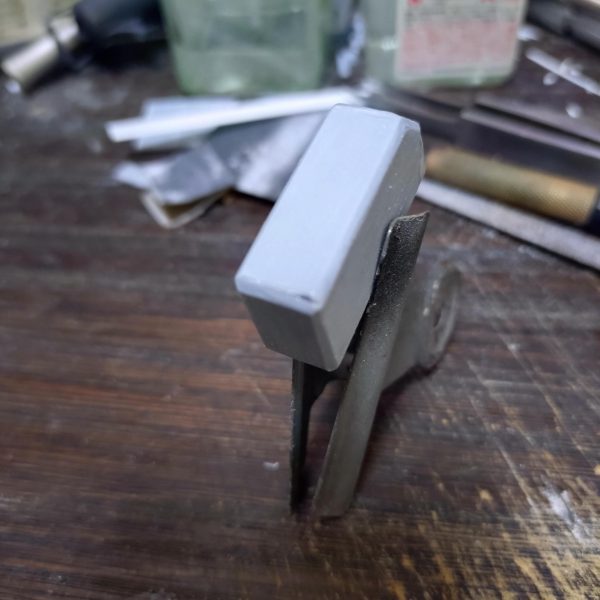 引き続き武装制作。プラ板箱組みからパーツを制作。自分は面倒くさがりなので（笑）精度をあまり気にしなくても良い部分は大体サイズ合わせて切り出し、接着部分のすり合わせをして接着します。(ガイドパーツになるように左右の広い面のパーツはしっかり同じ物を作っておきます。)この時に接着剤を多めに塗るのがポイント。合わせ目消しと同じ原理ですねぇ～少し接合部に隙間が空いた場合は瞬着で埋めておきます。そして乾燥後にC面作る場合は角の部分を金ヤスリで出来るだけ均一になるように削ります。この後は仕上げにペーパー掛けて完了。 直線的な物は割と簡単に作れるので楽ではありますが、曲面のパーツの場合はパテも使って整形しないといけないのでキレイに作るのは大変ですねぇ～  （3枚目）