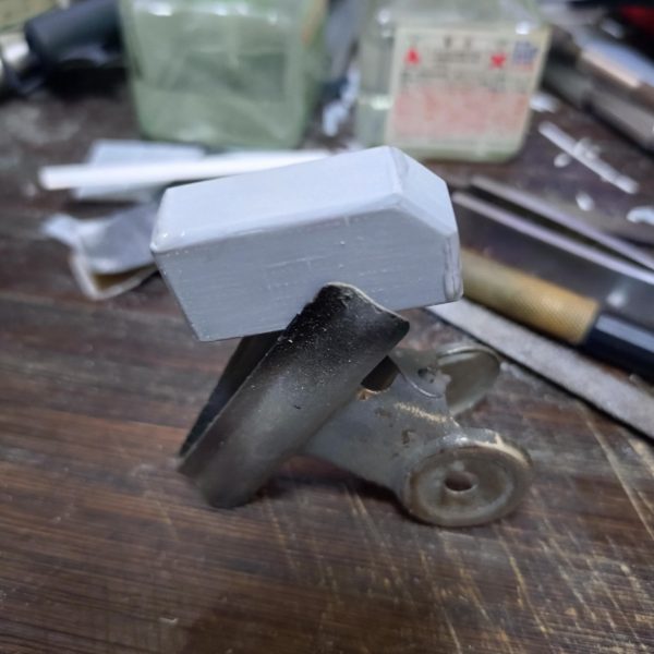 引き続き武装制作。プラ板箱組みからパーツを制作。自分は面倒くさがりなので（笑）精度をあまり気にしなくても良い部分は大体サイズ合わせて切り出し、接着部分のすり合わせをして接着します。(ガイドパーツになるように左右の広い面のパーツはしっかり同じ物を作っておきます。)この時に接着剤を多めに塗るのがポイント。合わせ目消しと同じ原理ですねぇ～少し接合部に隙間が空いた場合は瞬着で埋めておきます。そして乾燥後にC面作る場合は角の部分を金ヤスリで出来るだけ均一になるように削ります。この後は仕上げにペーパー掛けて完了。 直線的な物は割と簡単に作れるので楽ではありますが、曲面のパーツの場合はパテも使って整形しないといけないのでキレイに作るのは大変ですねぇ～  （4枚目）