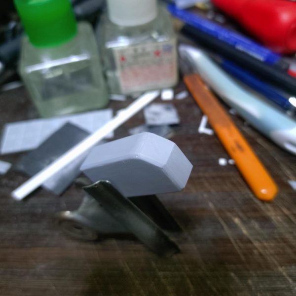 引き続き武装制作。プラ板箱組みからパーツを制作。自分は面倒くさがりなので（笑）精度をあまり気にしなくても良い部分は大体サイズ合わせて切り出し、接着部分のすり合わせをして接着します。(ガイドパーツになるように左右の広い面のパーツはしっかり同じ物を作っておきます。)この時に接着剤を多めに塗るのがポイント。合わせ目消しと同じ原理ですねぇ～少し接合部に隙間が空いた場合は瞬着で埋めておきます。そして乾燥後にC面作る場合は角の部分を金ヤスリで出来るだけ均一になるように削ります。この後は仕上げにペーパー掛けて完了。 直線的な物は割と簡単に作れるので楽ではありますが、曲面のパーツの場合はパテも使って整形しないといけないのでキレイに作るのは大変ですねぇ～  （5枚目）