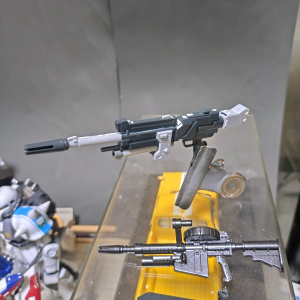 引き続き武装制作。プラ板箱組みからパーツを制作。自分は面倒くさがりなので（笑）精度をあまり気にしなくても良い部分は大体サイズ合わせて切り出し、接着部分のすり合わせをして接着します。(ガイドパーツになるように左右の広い面のパーツはしっかり同じ物を作っておきます。)この時に接着剤を多めに塗るのがポイント。合わせ目消しと同じ原理ですねぇ～少し接合部に隙間が空いた場合は瞬着で埋めておきます。そして乾燥後にC面作る場合は角の部分を金ヤスリで出来るだけ均一になるように削ります。この後は仕上げにペーパー掛けて完了。 直線的な物は割と簡単に作れるので楽ではありますが、曲面のパーツの場合はパテも使って整形しないといけないのでキレイに作るのは大変ですねぇ～  （7枚目）