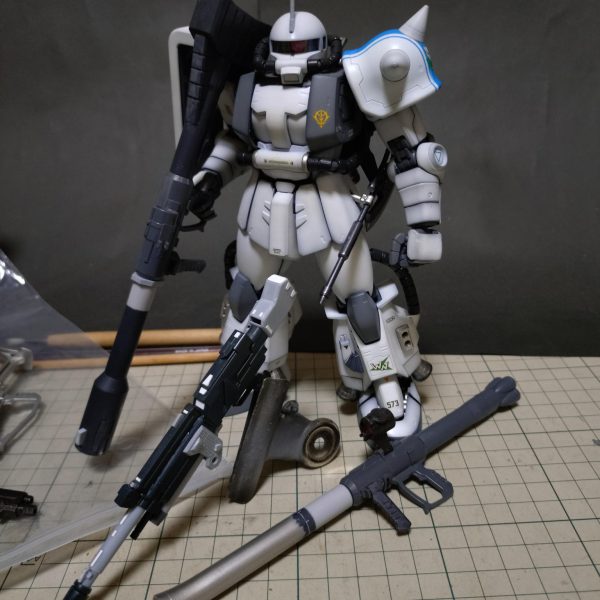 なんか良い感じになって来たかな？大まかな寸法合わせだけでなんとかなるもんだ？（笑）バズーカ類ももうちょい格好良くしたいなぁ？後から作る予定のザク達の武装の分もこの際作ってしまおうか考え中😔今回のザク2S型に採用するのはどれなのか？（笑）（4枚目）