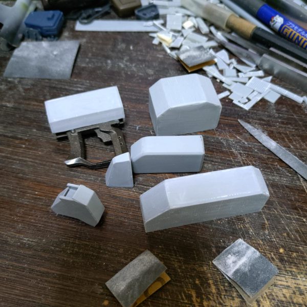 ビームキャノン制作中です。長くて画面に入り切りません（笑）リック・ドムの物よりも小さ目なサイズにしました。グリップ部分だけジャイアントバズの物を流用し、後はプラ板箱組みから。大まかな形が出来てきたたので細かい部分に取り掛かります。 （2枚目）