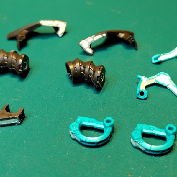 肉抜きをエポパテで埋めました。この作業は本当に苦手です。今回は百均で買ってきたヘラを使ってみましたが、なかなかいい感じでした。柔らかいうちになるべく無駄な部分を削って、滑らかにするとその後の仕上げも楽できますね！（写真は仕上げ前）脚のオレンジ部分の後ハメ加工は、思ったほど難しくありませんでした。後ハメ考慮して設計されてる？まで思いますね。コア・ファイターの可変ノズルも後ハメ加工しました。こっちは、強度が心配…。（3枚目）