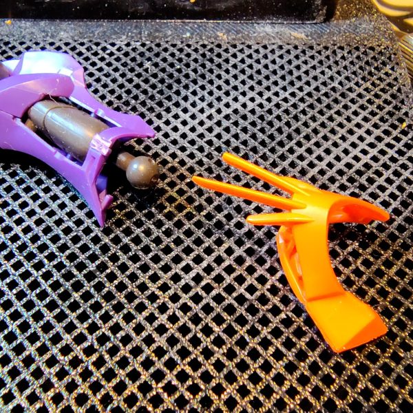 肉抜きをエポパテで埋めました。この作業は本当に苦手です。今回は百均で買ってきたヘラを使ってみましたが、なかなかいい感じでした。柔らかいうちになるべく無駄な部分を削って、滑らかにするとその後の仕上げも楽できますね！（写真は仕上げ前）脚のオレンジ部分の後ハメ加工は、思ったほど難しくありませんでした。後ハメ考慮して設計されてる？まで思いますね。コア・ファイターの可変ノズルも後ハメ加工しました。こっちは、強度が心配…。（2枚目）