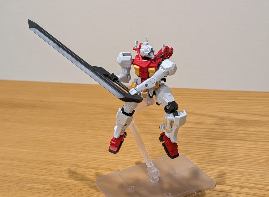 なんとなくガンプラ界隈全体としてアゴを極度に引いてメンチ切ってるようなポージングが流行ってる印象を受けたので、逆に私は前傾姿勢気味にして頭をちょっと上に上げて、今にも突撃しそうな姿勢を意識。他にも境界戦機系の武器が手に入ったらやりたいし、近い内に軍警ザクとザクGQを組もうと思うのでそっちでもやりたい、あ、モロッコ戦線仕様ジムでも。