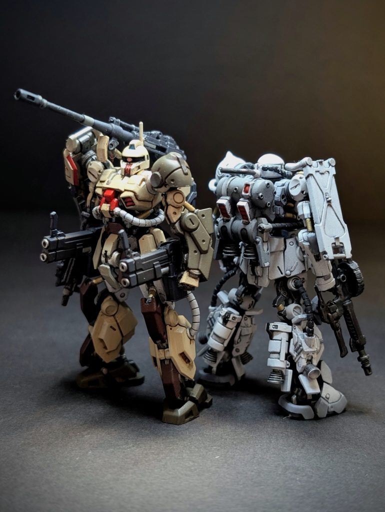 高機動型ザクIIと一緒に。…どちらもザクなんですよね？肩しか共通点ないのでは…