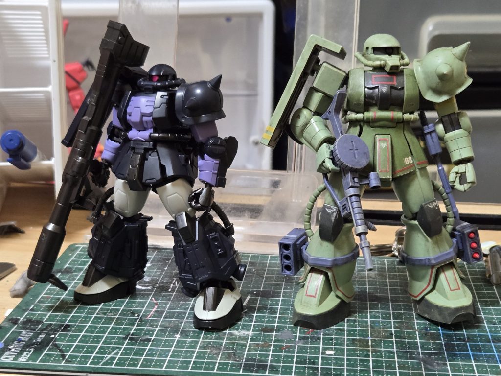 HGと並べると一回り小さい感じ。懐かしのMIAくらいでしょうか？1500円ほどで買え、20分もあれば組み上げられるお手軽さ今時三連星ザク3体なんてガンプラじゃまず買えないっすよねぇ