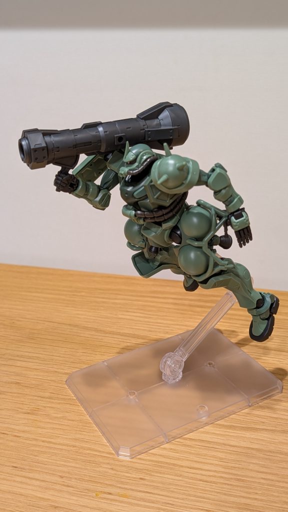 ジャベリンとかいうデカいロケット砲？ザクバズーカよりも短くて太い、こういうのもカッコいい。