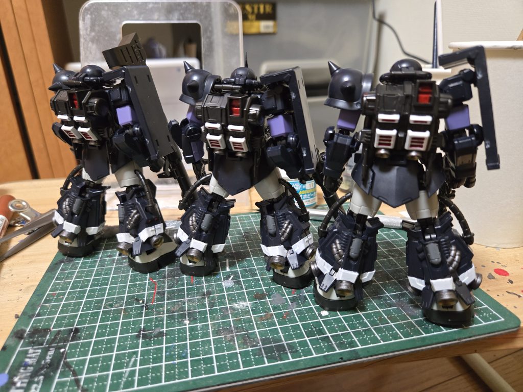 食玩としては優秀な塗り分けですが脚部やランドセルは黒一色なのでやればやっただけ見映えはよくなるかと