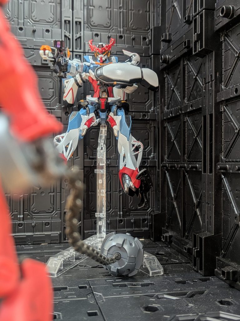 丁寧に仕上げようと心掛けたけど、筆塗りは時間が掛かり根気負けして荒くなってしまった。とは言えGQuuuuuux自体が出来がいいので気に入った。最近、赤いガンダムをパチ組したけど、塗装はしばらくお預けになりそう。