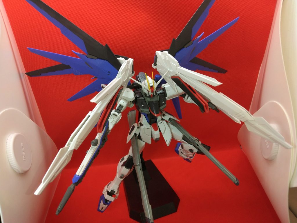 3枚目はMGフリーダムガンダムver.2ですハイマットフルバースト状態の姿は迫力が凄いですねできればこの状態で飾ってたいですが置き場が…汗