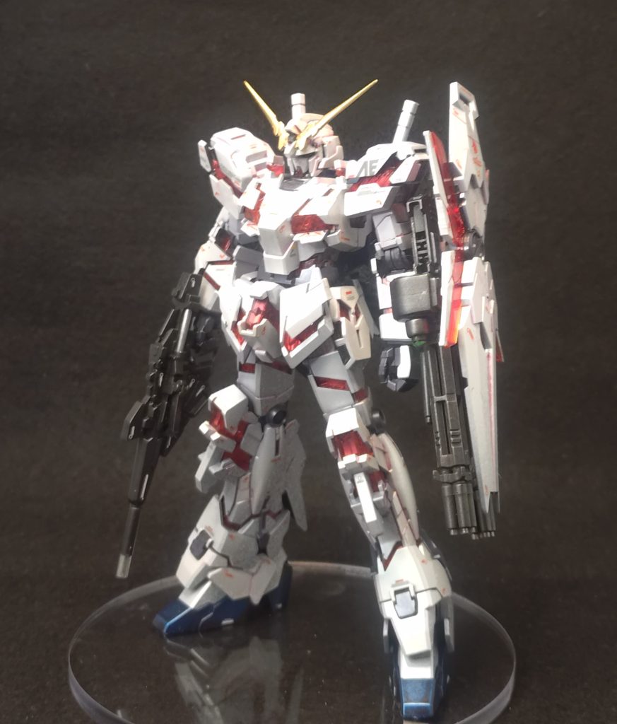 よく覚えてませんが、白は白下地にMGパールだったような。サイコフレーム周辺やところどころにクリアーにCCパールの赤を混ぜてエアブラシで軽く吹いていたような気がします。青はシルバー下地にディープクリアーブルーだったはず。