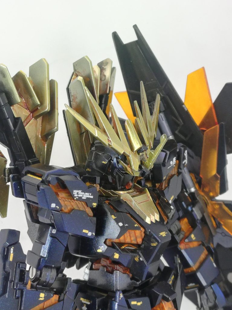 黒紺部分は黒下地にプリズムブルーブラック、エッジにMr.クリスタルカラーのサファイヤブルーを薄く吹きました。サイコフレーム部分は裏側をホワイトで塗って、表にクリスタルカラーのトパーズゴールドを薄く吹いてエナメルクリアーレッドで墨入れしました。