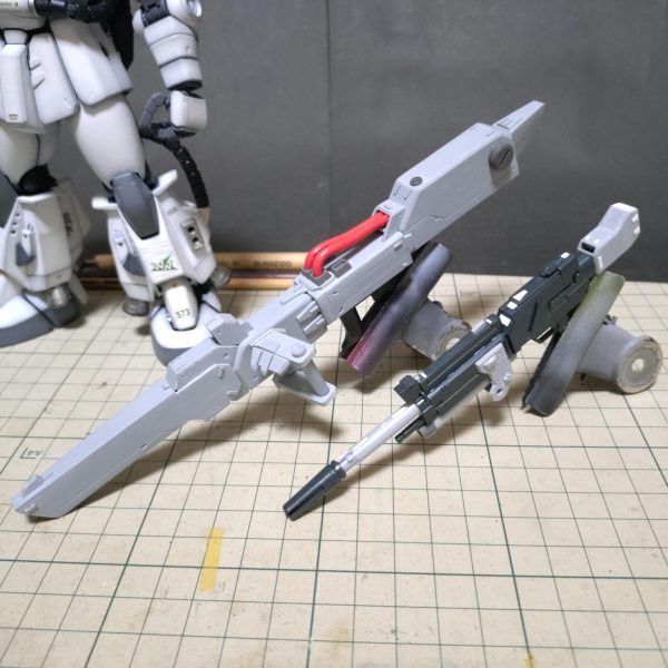 ビームバズーカ、ビームライフルが完成❗️これは後からリニューアル予定のR1、R2ザクに持たせた方がカッコイイかなぁ？この後はバズーカ類とその他諸々の制作に入ります。しばらく武装制作がメインになりそう？（笑）  （3枚目）