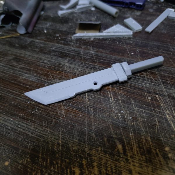 ヒートスピアとその他の刃物の制作です。戦国武将の槍をイメージしてましたが、何処かの国の部族の戦士が持つ槍っぽくなっちゃいました（笑）短刀も追加制作中。（4枚目）