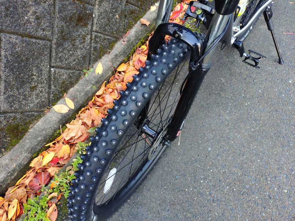 作品名：<p>宮城県仙台市でも初雪観測しましたので通勤自転車のタイヤ交換しました。 シュワルベ　アイススパイカープロ装着‼️（笑） お値段の方もロードタイヤのハイエンドよりも高い…………😭 安全には変えられないので仕方がない 東北、北 […]</p>
