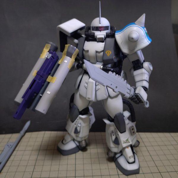 ヒートナイフと何かのミサイル？発射装置を追加制作。武装制作は完了❗️とりあえずあらかた出揃ったのでザク2S型の本体の制作に入ります。ビームバズーカ、ビームライフルはR1型、R2型のリニューアルの方で使いたいと思います。 （2枚目）